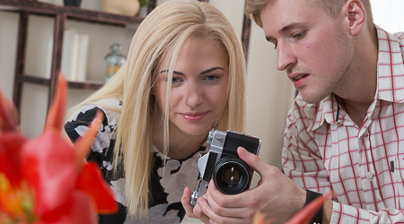 Amateur shutterbug seduced a busty blonde